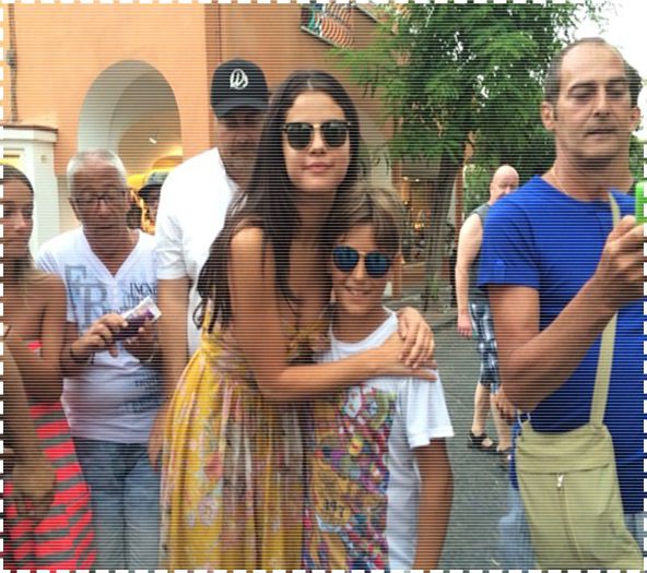 tumblr_n8x3ogIvBY1rq03t7o1_500 - xX_Meeting Fans Outside Her Hotel in Ischia