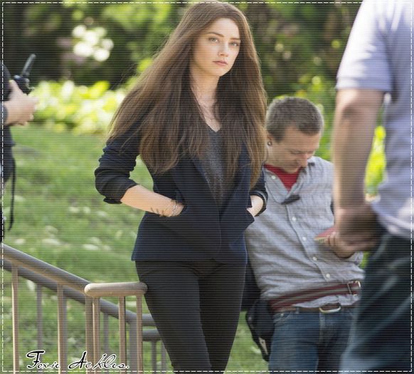 ♡❧`⇒.; -vine târându-se pe scări și se uită în jur- nimeni..