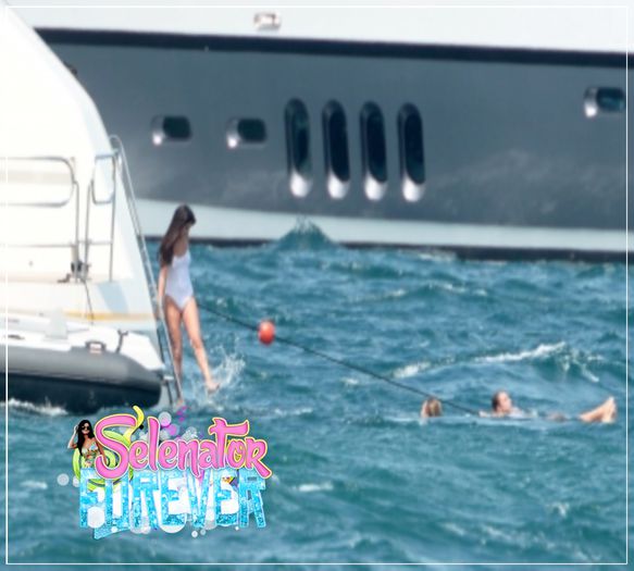  - x - SG - 21-07-2014 - Em um iate com Cara Delevingne e amigos St Tropez