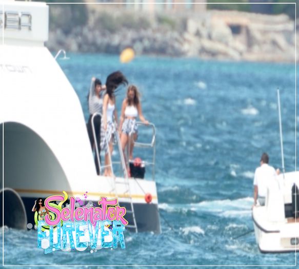  - x - SG - 21-07-2014 - Em um iate com Cara Delevingne e amigos St Tropez