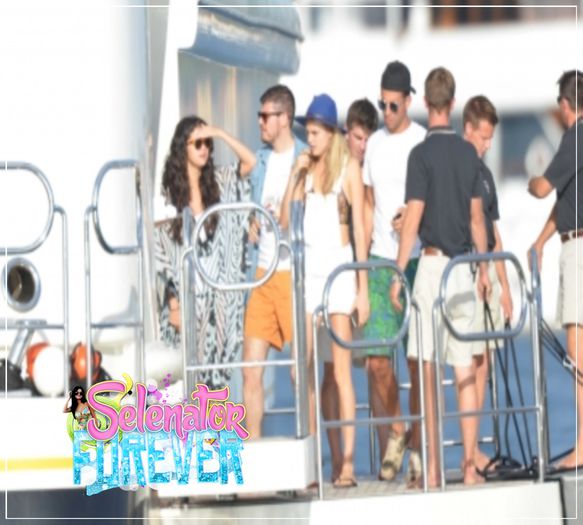  - x - SG - 21-07-2014 - Em um iate com Cara Delevingne e amigos St Tropez