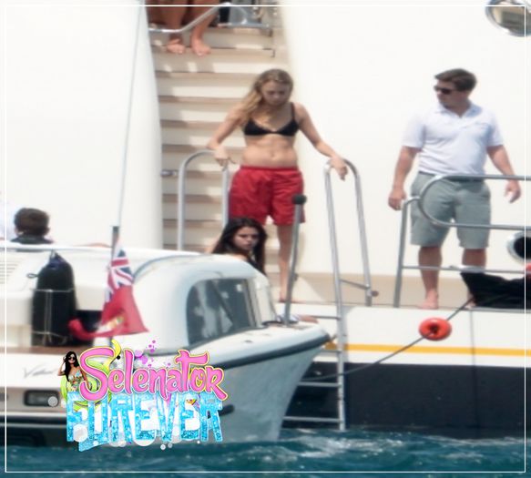  - x - SG - 21-07-2014 - Em um iate com Cara Delevingne e amigos St Tropez