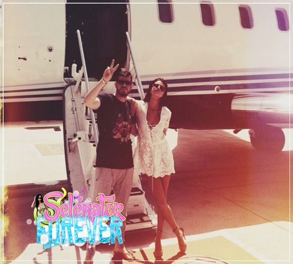 ❥ ------------------------------- - x - Instagram Pics with Selena - x7