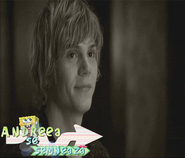 ∂єєα|*stă pe nisip și se uită la ea*