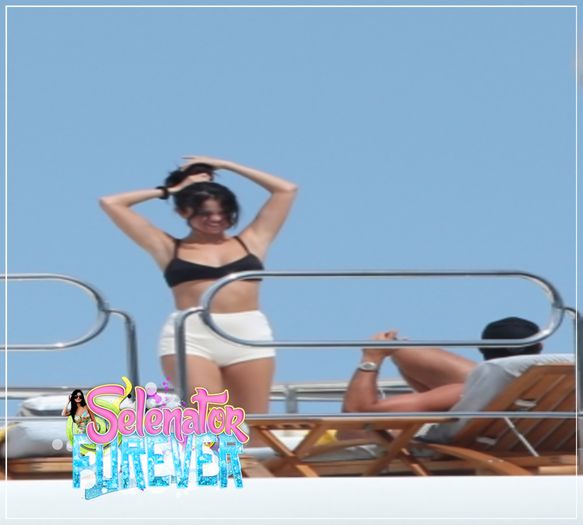  - x - SG - 22-07-2014 - Passeando de iate com amigos em St Tropez