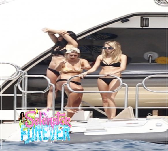  - x - SG - 22-07-2014 - Passeando de iate com amigos em St Tropez