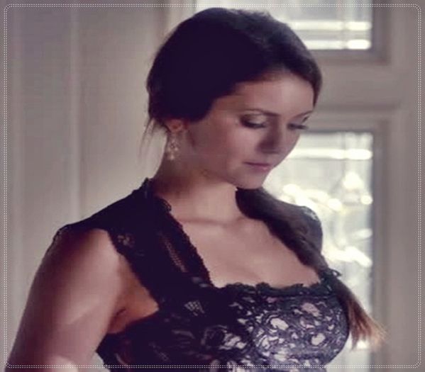 》Ce faceti? *se duce spre bucatarie si scoate ingrediente pt click; crema de zahar ars :-??*
