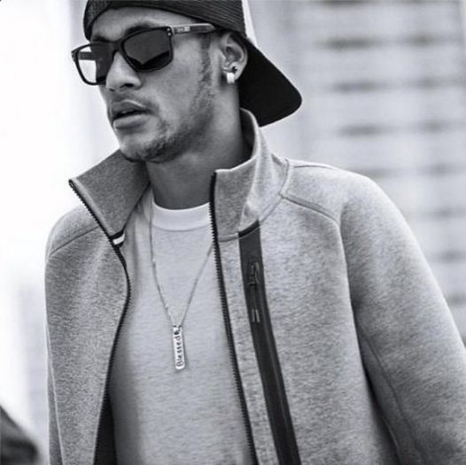 ɳҽყɱαɾ | hai ma.chiar asa nimeni ? :-j *urla* coborati maa.. *CLICK*; TOATE DOMNISOARELE CARE COBOR BENEFICIAZA DE UN SARUT PE OBRAZ SAU GURA,LA ALEGERE, DE LA FAIMOSUL NEYMAR..EDITIE LIMITATA IDK
