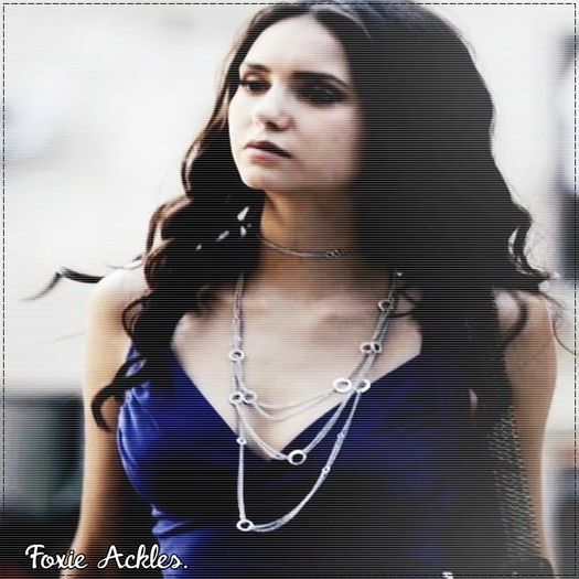 ♡❧`⇒.; DE CE RÂZI MĂ ;w ? -îl aruncă pe canapea-.