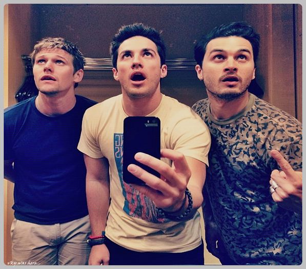 #► |sta atarnat pe geam din exterior si tipa mancand floricele| E a doua oara cand ratez un [cl]; film por;;no in direct...=)))))
