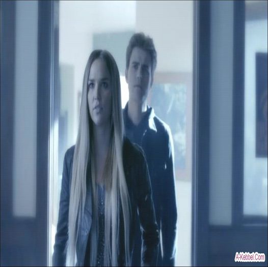 #ii da jos blugii si il saruta pa.sional oe abdomen.