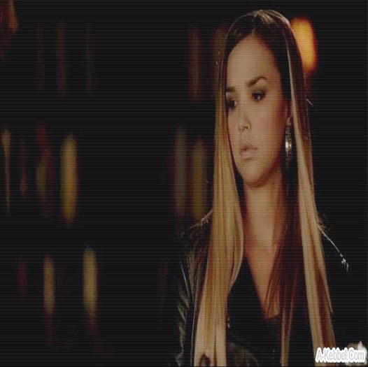 - Heey #vine si o ia pe Elena in brate. cf dragoste :X:X:X =))))) ? #Elena