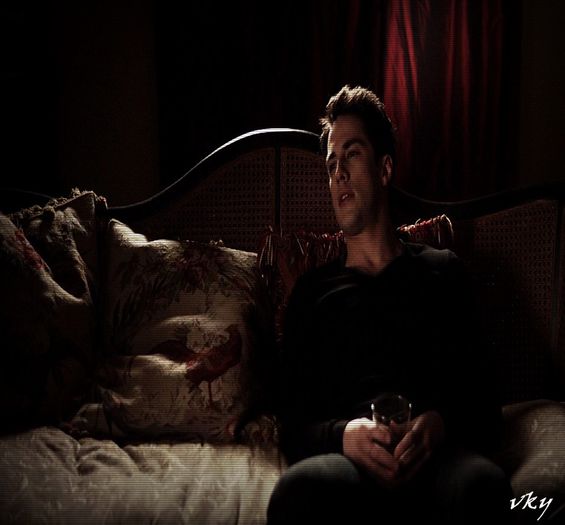 #► |se tranteste pe canapea plictisit|