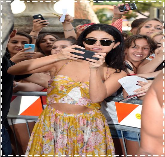  - xz - Meeting - fans - outside -her - ho tel - in - Ischia - Italy - Europe x x x x