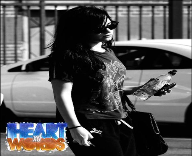 *descuie usa si intra in casa* Buna venit in noua voastra locuinta !