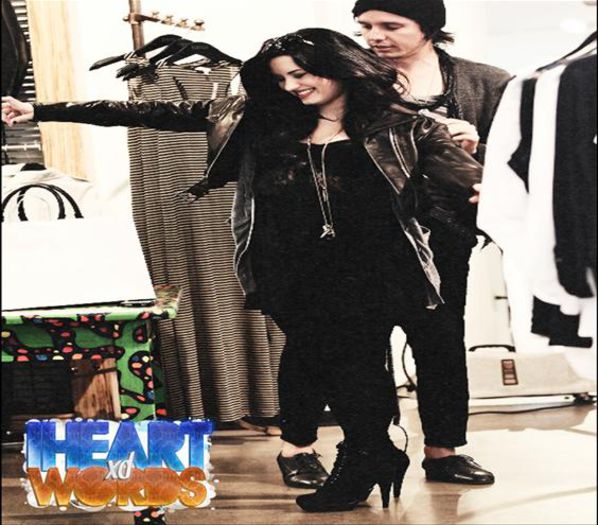 Heyy daca tot va "ruinez" viata ce ar fi sa luati voi matura si mopul ? - xxxxx- GhostVillage-EP1 -xxxxx