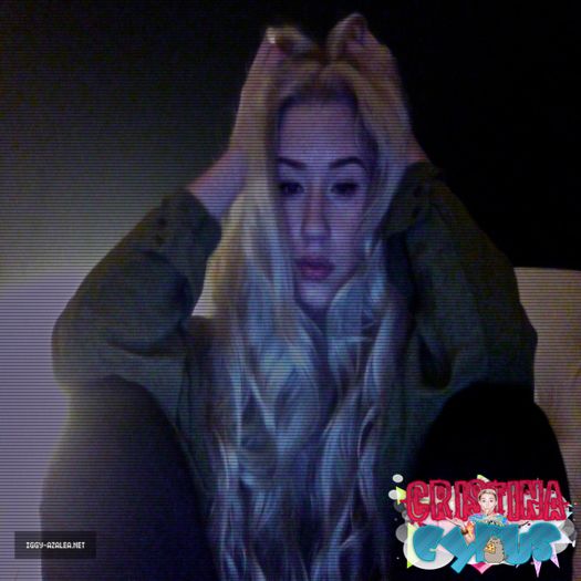 ̶✡ĸαтɴιѕѕ☯ ăăăm *se urcă pe tejghea*