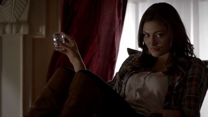 ✿ - *coboara scarile, isi pune un pahar de bautura;; se pune pe fotoliu si pune picioarele pe masa*