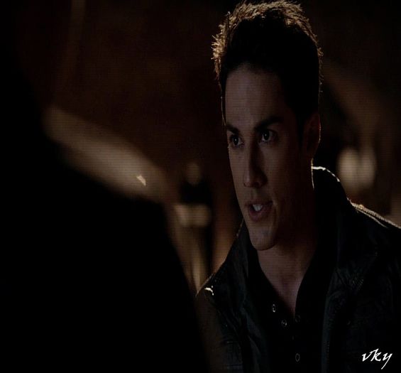 #► |intra`n casa cu o sticla`n mana si se opreste;; se uita la sticla apoi la ele, [cl]; dupa iar la sticla| E clar... M`am imbatat...=))))
