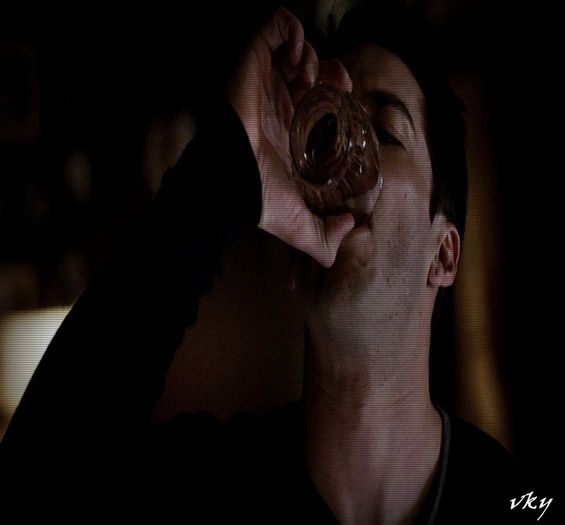 #► |ceva mai tarziu tot in aceasi zi si dupa cateva sticle golite si [cl]; aruncate pe acolo;;bea dintr`un pahar beat|
