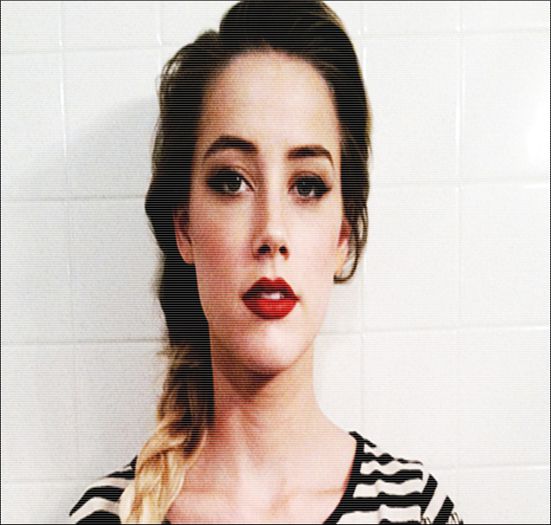 ♡❧`⇒.; -se întinde pe canapea și închide ușor ochii-.