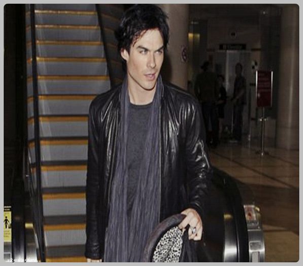 #► |se sperie de la tipat si se uita pe acolo, apoi tipa si el| Daca nu esti vro maimuta o sa fug...