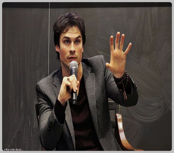 #► |se urca intr`un pom[[=))))))]] si tipa| Am scapat de el?....