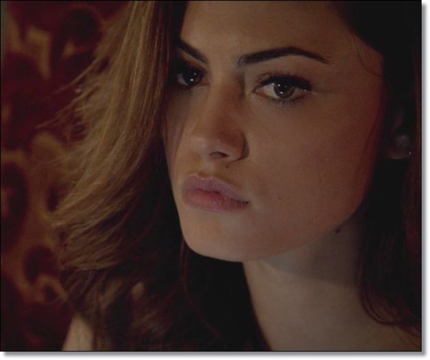 ✿ - Era noua bluza si era si de firma! Pt asta nu mai vb cu tine! *se pune pe fotoliu cu spatele le 