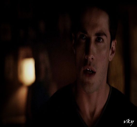 #► |isi ia o sticla si bea| In ziua de azi nici sa vi;;;olezi nu mai poti...[cl]; Ca de hainele sunt scumpe si de firma... ;_w |da sticla pe gat si isi ia alta|=)))))))))))
