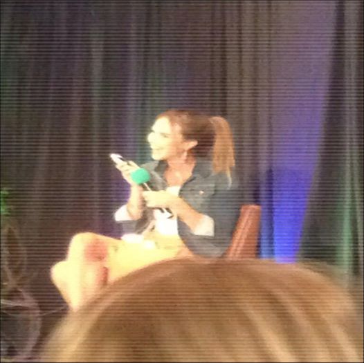 #o arunca pe hayley si il saruta :p =)).