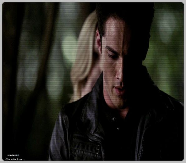 #► Gata c`am bocit destul azi..|se duce dupa #Hayley in casa;;[cl]; scoate din buzunar o pereche de chi;;;;loti de`ai lu #Rebekah si`si sufla mu;;;cii in ei|
