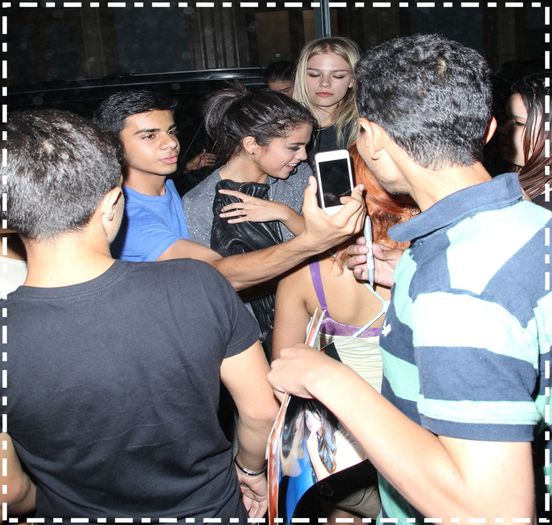  - xz - Being -crowded-by -fans - while - returning - to -her - hotel-in - NYC x