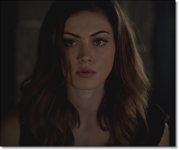 ✿ - *intra se pune la bar langa ei si incepe sa bea* Cine se imbata primul?