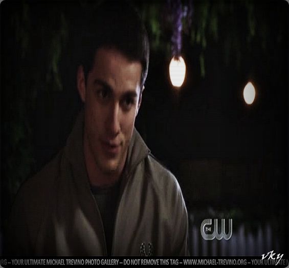 #► Las`o mahh sa bea... Vreau sa vad daca vede intr`un boschetar pe #Damon...=))))[cl]; |ii da alta sticla lu #Elena|
