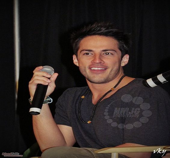 #► |se uita la ele si bea linistit|