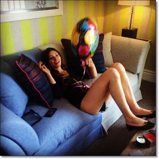 ✿ - *sta pe canapea si se joaca cu un balon*click; [daca nu mai raspund, e din cauza ca ma pune mama sa inchid netul :(]
