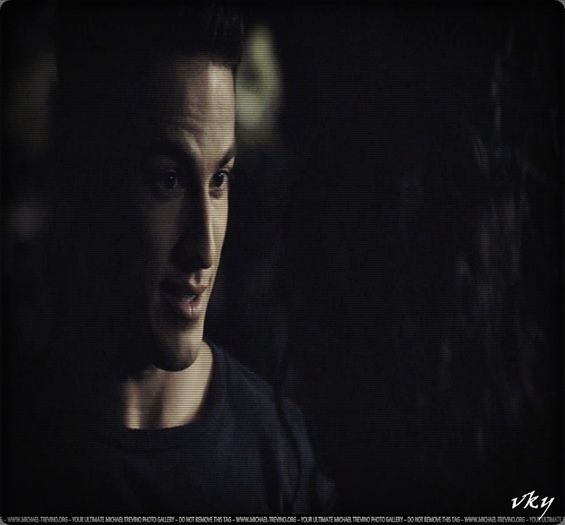 #► Si tot nu mi`ai zis dc ai poze cu #Damon in telefon?...|o saruta|=))))