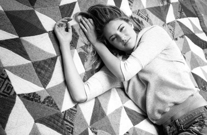 shailene-woodley-flaunt-blanket