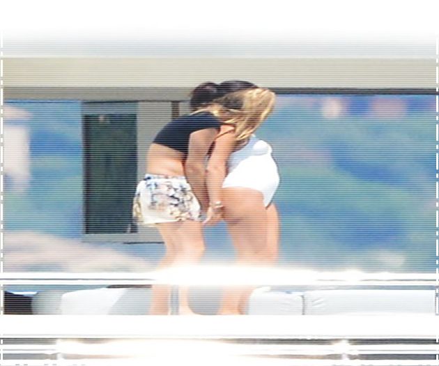 tumblr_n991aa6fXB1r7lpj3o1_1280 - xX_With Cara Delevingne and friends having fun in a yacht in Saint-Tropez