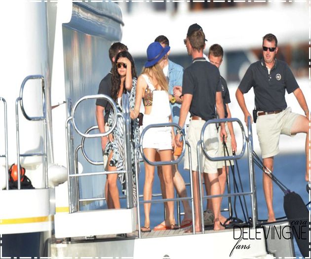 tumblr_n987wqfaoP1r7lpj3o6_1280 - xX_Selena and Cara boarding the yacht in Saint Tropez