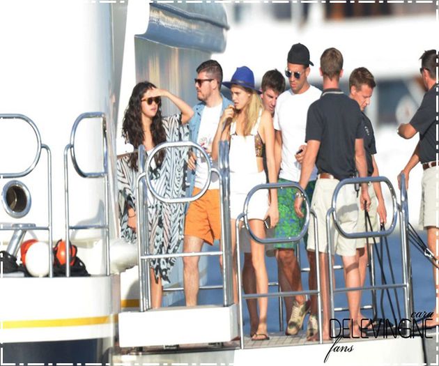 tumblr_n987wqfaoP1r7lpj3o7_1280 - xX_Selena and Cara boarding the yacht in Saint Tropez