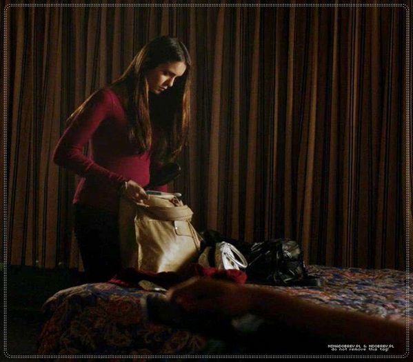 》*intra in camera si isi pune hainele din bagaje in sifonier ;-?*