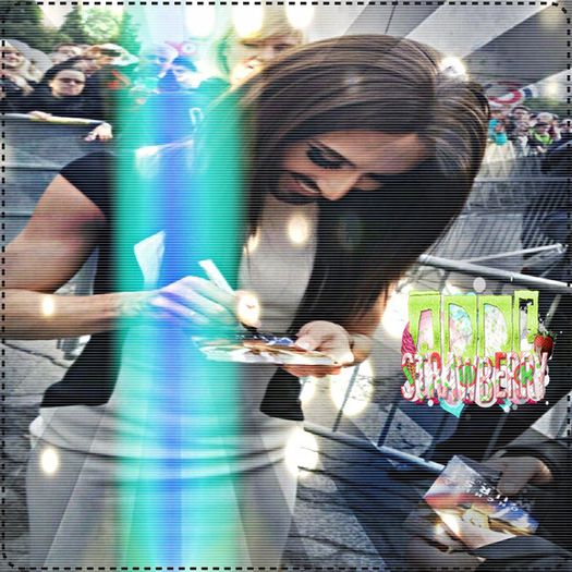 †∆† ; O consider pe Conchita o cântăreață demnă de respect. Chiar, DECI CHIAR are voce !; Da, știu că e bărbat și că îl cheamă, de fapt, Tom Neuwirth, doar că, oricum, cântă superb!
