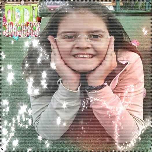 †∆† ; Aceasta sunt tot eu. Îmi place să zâmbesc și să râd, deși adesea sunt serioasă.