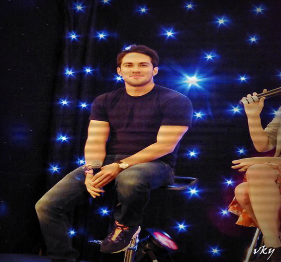 #► Pai imi pasa... Nu vreau sa vina iar iubirea universului meu si sa [cl]; se supere iar... Se pare ca nu`i prea place sa vorbesc cu femei... Si cu po;;zitia aia nu ma ajuti deloc...=))))))
