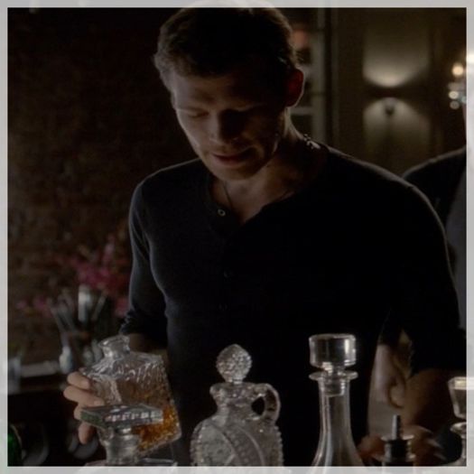 █ ▄→ -apare deodată şi se duce direct la băutură şi-şi umple un pahar-