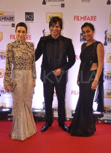Karishma Kapoor, Vivek Oberoi with wife walked the Red Carpet at the 59th Idea Filmfare Awards 2013 