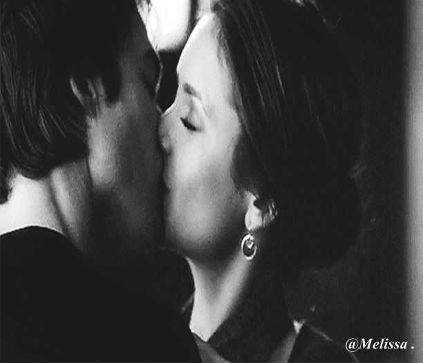 ♦  *ma uit la fanel si rad apoi te sarut scurt la inceput si pe parcurs ,cl.; il transform intr-un sarut pasional ;p#elena
