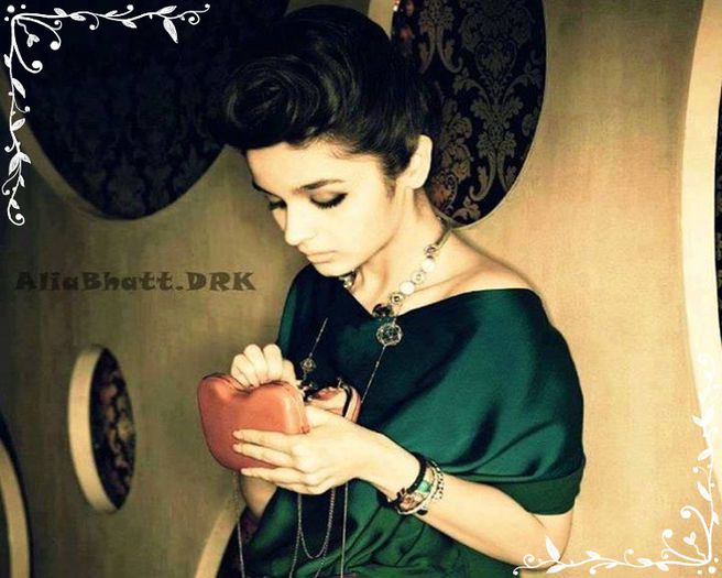 *se joaca cu niste margele si le asculta discutia interesanta* =)))))