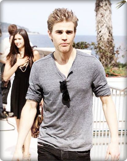 *se intoarce, ii da pantalonii jos si ii baga o scobitoare in c;;;;ur*